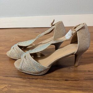 Delicacy Sparkling Silver T-Strap Evening Heels Size 9 Rhinestone Wedding